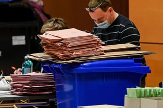 Wahlhelfer bei der Stimmenauszählung (Symbolbild): In Erfurt werden noch Wahlhelfende gesucht.