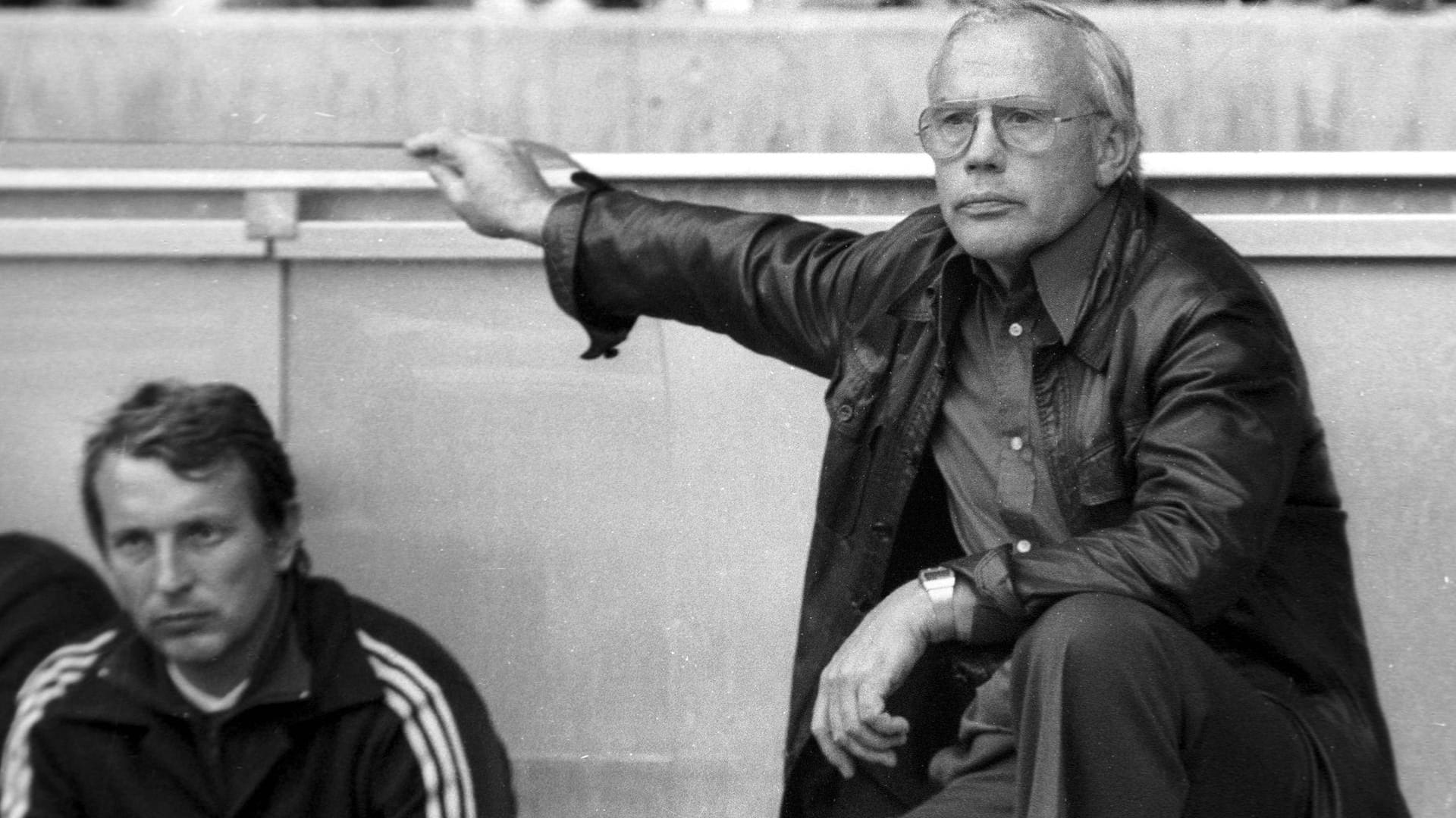 Ausgerechnet Trainerlegende Hennes Weisweiler passierte 1977 der erste Wechselfehler der Bundesliga-Geschichte. Der vierfache Meistertrainer brachte gegen Eintracht Frankfurt den Belgier Roger van Gool in die Partie. Da standen jedoch die zu dieser Zeit erlaubten zwei ausländischen Spieler bereits auf dem Platz. Frankfurt verzichtete auf einen Protest, hatten sie das Duell mit 4:0 doch auch sportlich eindeutig für sich entschieden.