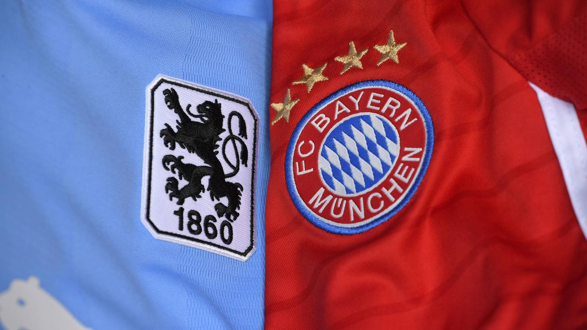 Trikots der Münchner Lokalrivalen (Symbolfoto): Am Wochenende wurde bei München ein 1860-Fan verprügelt. Trikots der Münchner Lokalrivalen (Symbolfoto): Am Wochenende wurde bei München ein 1860-Fan verprügelt.