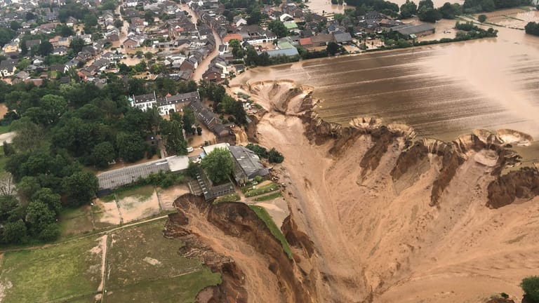 Flutkatastrophe in Nordrhein-Westfalen: Teile von Erftstadt wurde von den Wassermassen weggerissen.