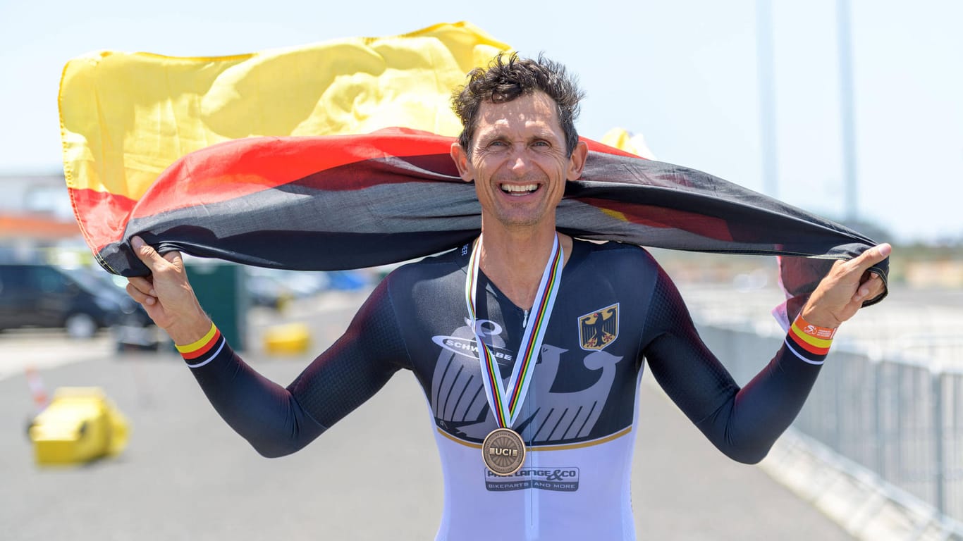 Michael Teuber mit seiner Medaille bei den UCI Paracycling Road World Championships 2021 in der portugiesischen Stadt Sintra (Archivbild). Er freut sich auf die Spiele in Tokio.