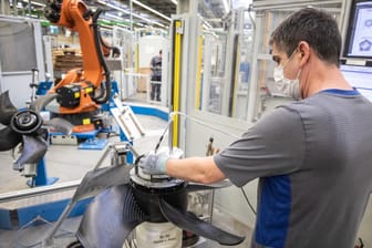 Ein Mitarbeiter des Ventilatorenherstellers EBM-Papst (Symbolbild): Die Elektroindustrie ist von Materialmangel betroffen.