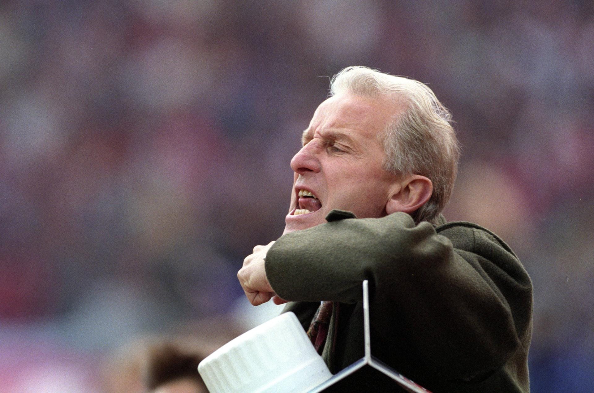 Giovanni Trappatoni brachten nicht zu viele Ausländer, sondern zu viele Vertragsamateure in die Bredouille. 1995 schickte der damalige Bayern-Trainer vier statt der erlaubten drei Jungprofis aufs Feld des Frankfurter Waldstadions. Die Freude über den 5:2-Auswärtserfolg währte nicht lange bei den Münchern. Die Eintracht legte Einspruch ein und bekam den Sieg am Grünen Tisch zugesprochen.