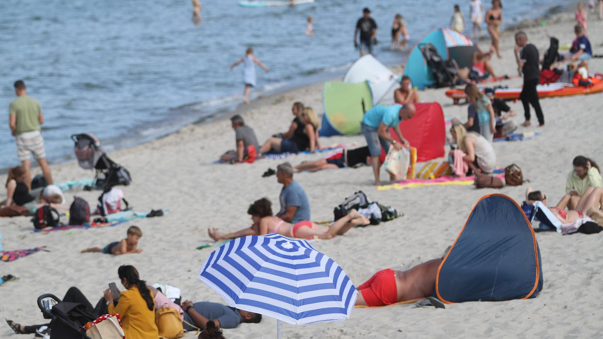 Badegäste an einem Ostseestrand (Symbolbild): Der Mann war noch mit einem Rettungshubschrauber ins Krankenhaus geflogen worden.