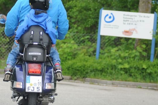 Freude oder eher eine Qual? Damit die Motorradausfahrt mit dem Nachwuchs gelingt, sollten Fahrer und Beifahrer vorab üben.