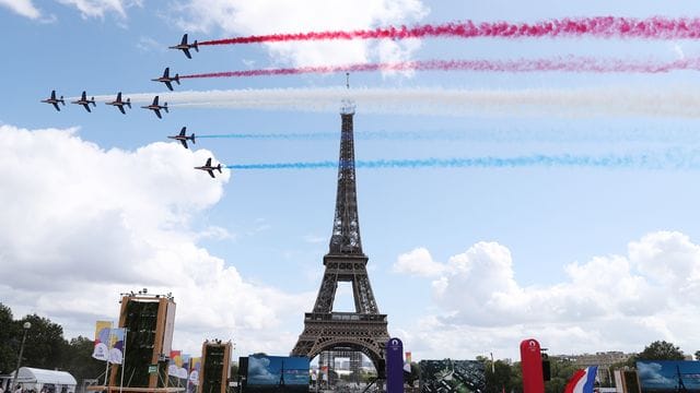 In einer spektakulären Show hatten die Macher der Sommerspiele 2024 für den nächsten Olympia-Gastgeber Paris geworben. In einer spektakulären Show hatten die Macher der Sommerspiele 2024 für den nächsten Olympia-Gastgeber Paris geworben.