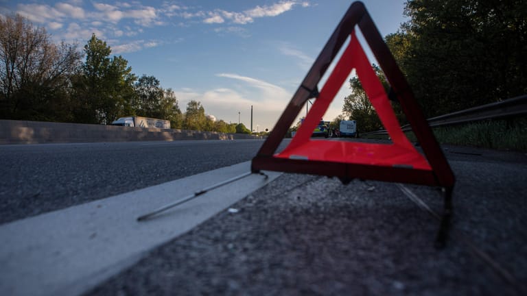 Ein Warndreieck steht auf einer Straße (Symbolbild): In Stuttgart ist ein Unfall passiert, nachdem ein Autofahrer einem Geisterfahrer ausweichen musste.