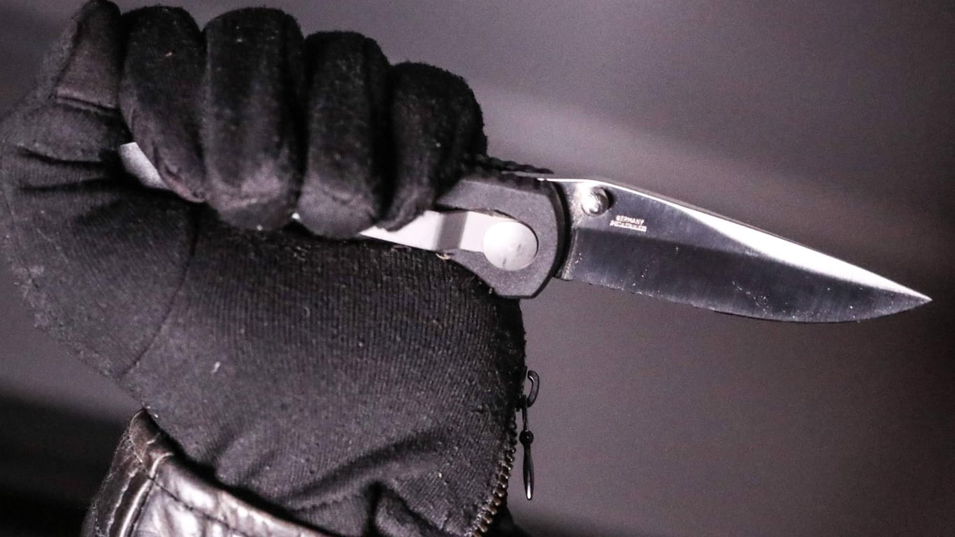 Eine Person hält ein Messer in der Hand (Symbolbild): Ein Unbekannter hat in Leipzig einen 20-Jährigen mit einem Messer attackiert.