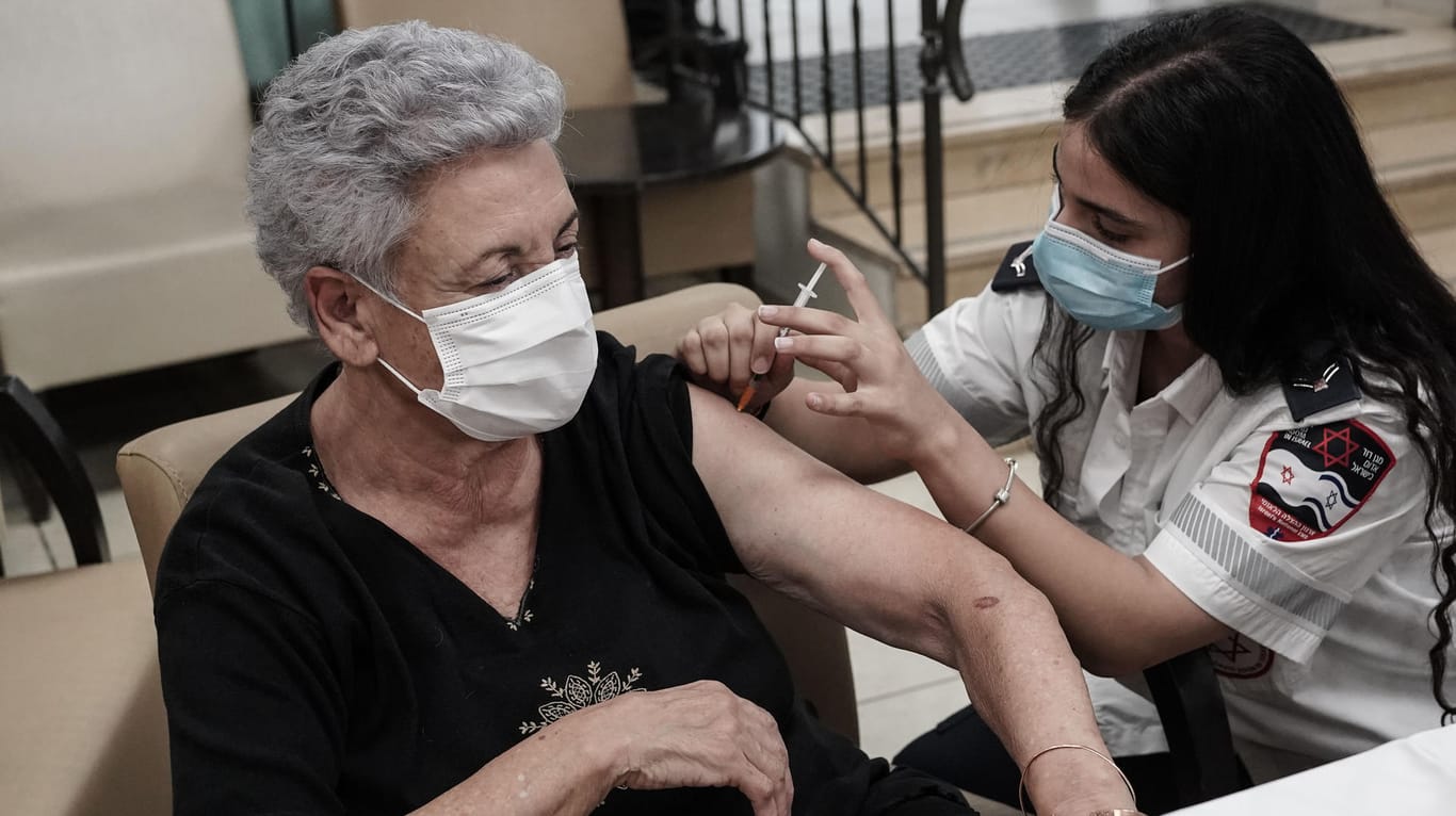 Dritte Corona-Impfung: In Israel, wie hier in Jerusalem, erhalten Menschen über 60 Jahren eine dritte Impfdosis.