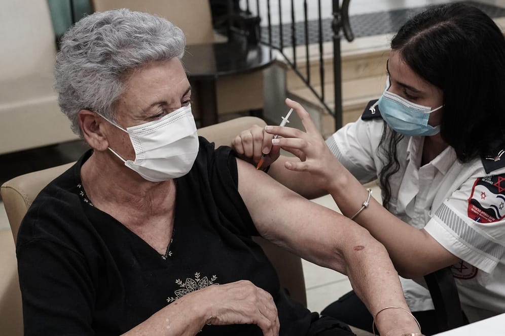 Dritte Corona-Impfung: In Israel, wie hier in Jerusalem, erhalten Menschen über 60 Jahren eine dritte Impfdosis.