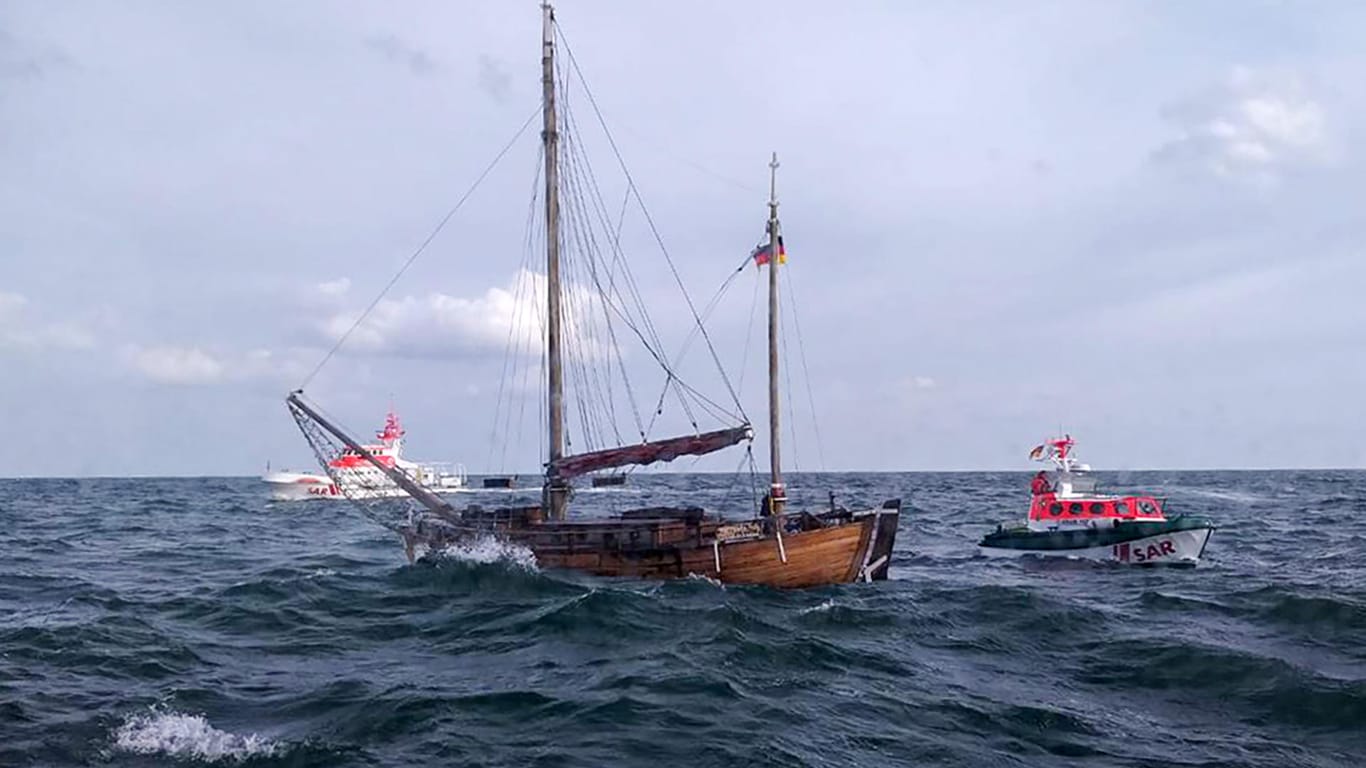 Seenotrettungskreuzer "Bernhard Gruben" und dessen Tochterboot "Johann Fidi" an einem havarierten Segelboot, das starken Wassereinbruch hatte.