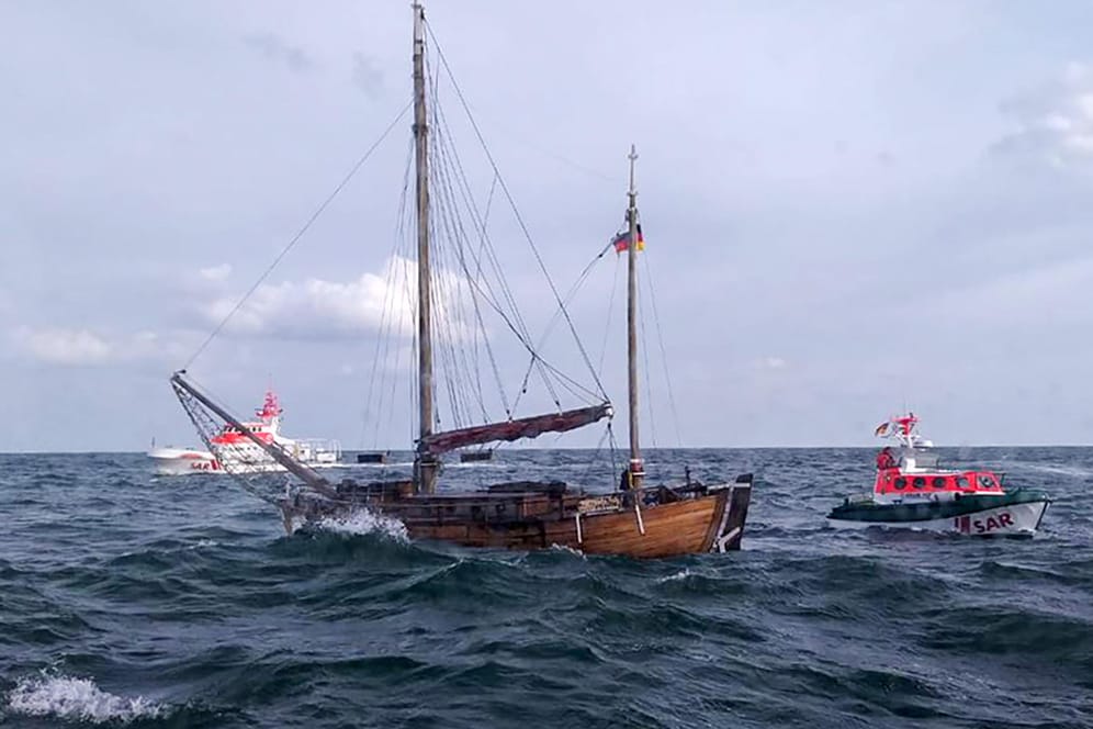 Seenotrettungskreuzer "Bernhard Gruben" und dessen Tochterboot "Johann Fidi" an einem havarierten Segelboot, das starken Wassereinbruch hatte.