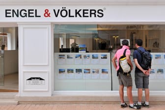 Eine Filiale von Engel & Völkers (Symbolbild): Der Immobilienmakler wird von Finanzinvestor Permira übernommen.