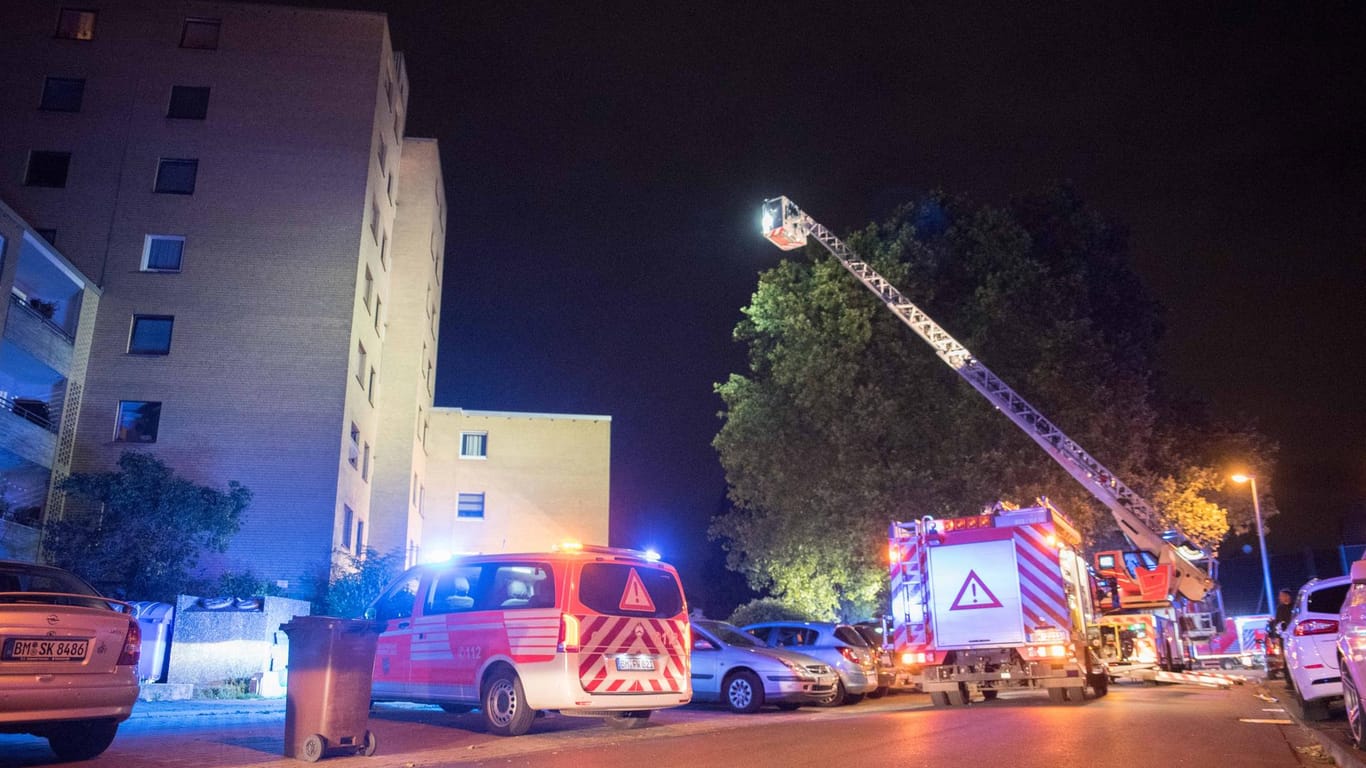 Die Feuerwehr bei dem Einsatz in Wesseling: Bei der Evakuierung kam auch eine Drehleiter zum Einsatz.