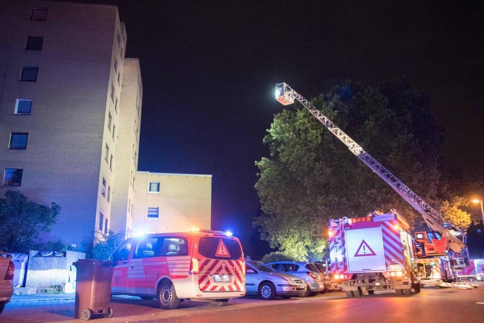 Die Feuerwehr bei dem Einsatz in Wesseling: Bei der Evakuierung kam auch eine Drehleiter zum Einsatz.