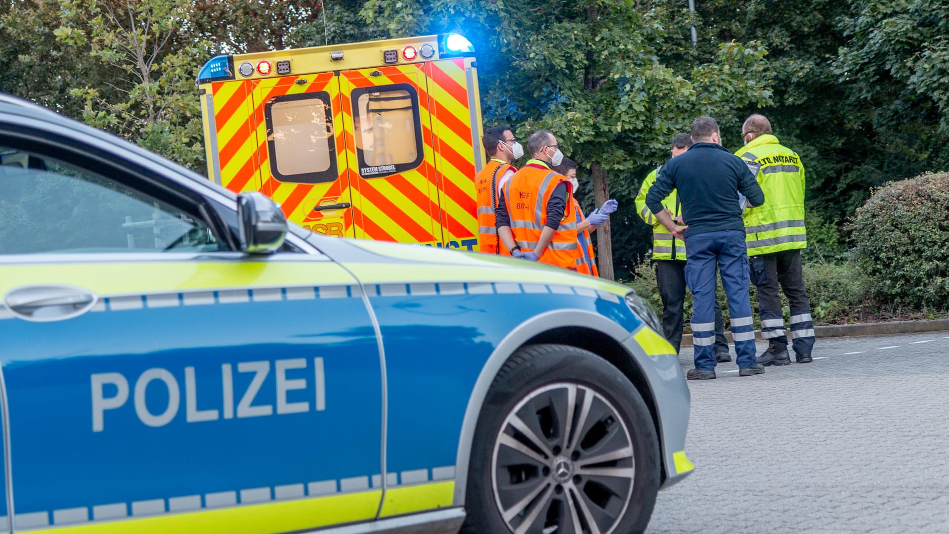 Einsatzkräfte stehen an einem Rettungswagen auf dem Parkplatz eines Bürogebäudes im Karslruher Stadtteil Durlach: Bei einer Auseinandersetzung in dem Bürogebäudekomplex sind vermutlich eine oder mehrere Menschen durch Reizgas verletzt worden.