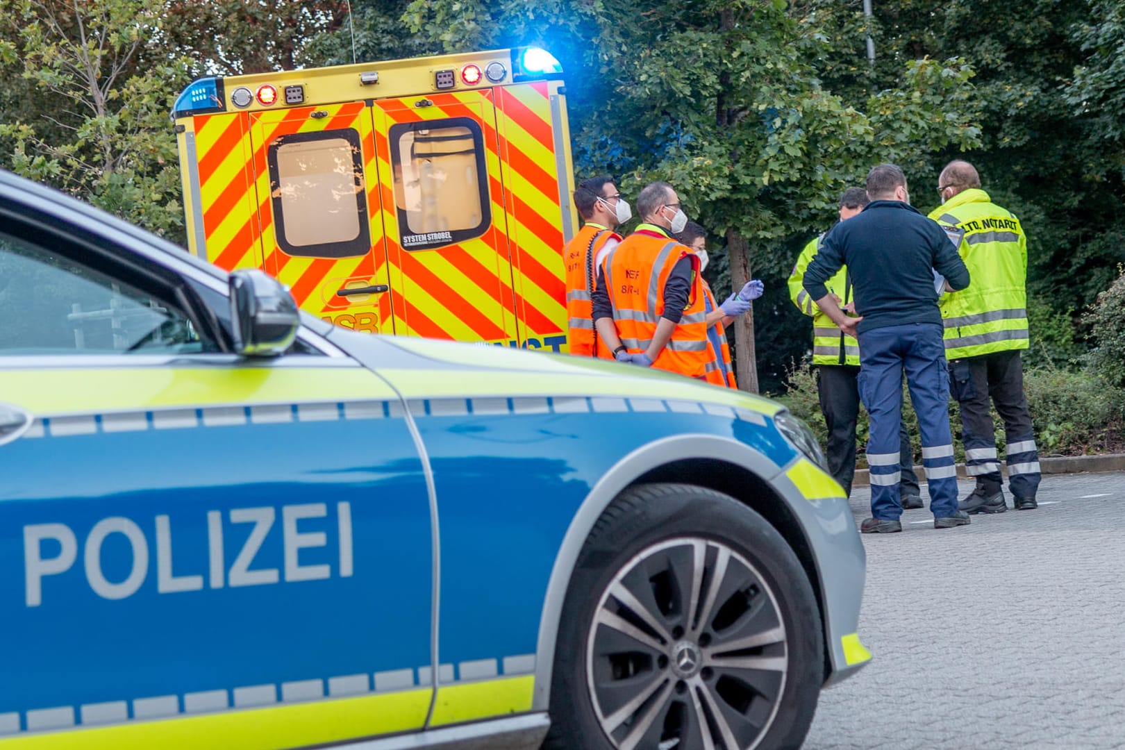 Einsatzkräfte stehen an einem Rettungswagen auf dem Parkplatz eines Bürogebäudes im Karslruher Stadtteil Durlach: Bei einer Auseinandersetzung in dem Bürogebäudekomplex sind vermutlich eine oder mehrere Menschen durch Reizgas verletzt worden.