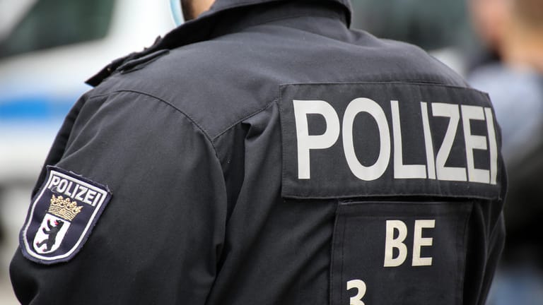 Ein Berliner Polizist (Symbolbild): Eine Person soll schwer verletzt worden sein.