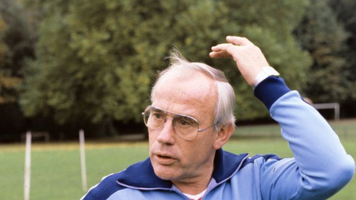 Der Kölner Coach Hennes Weisweiler war 1977 der erste Trainer, dem in der Bundesliga ein heftiger Wechselfehler unterlief.