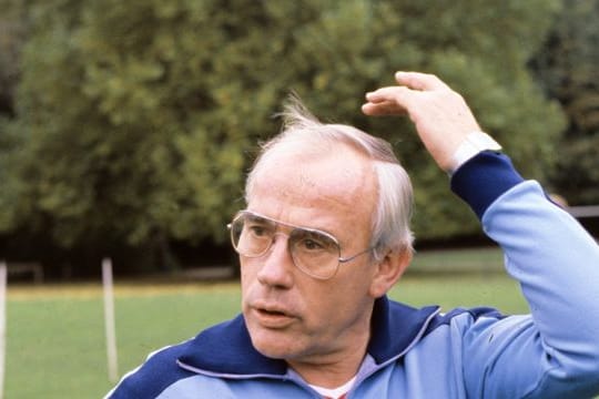 Der Kölner Coach Hennes Weisweiler war 1977 der erste Trainer, dem in der Bundesliga ein heftiger Wechselfehler unterlief.