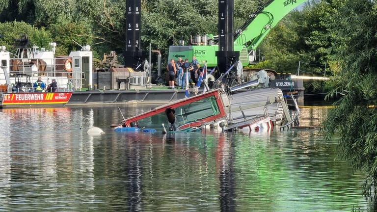 Schiffsunglück auf der Weser bei Balge im Landkreis Nienburg: Nach einer Kollision ist ein mit mehreren Tonnen Mais beladenes Schiff untergegangen.