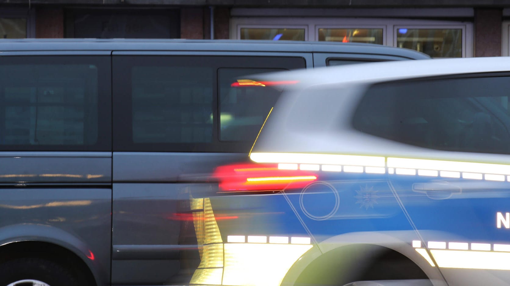 Ein Polizeiwagen während der Fahrt (Symbolbild): In Essen ist am Montagmorgen eine Leiche gefunden worden. Ein Polizeiwagen während der Fahrt (Symbolbild): In Essen ist am Montagmorgen eine Leiche gefunden worden.