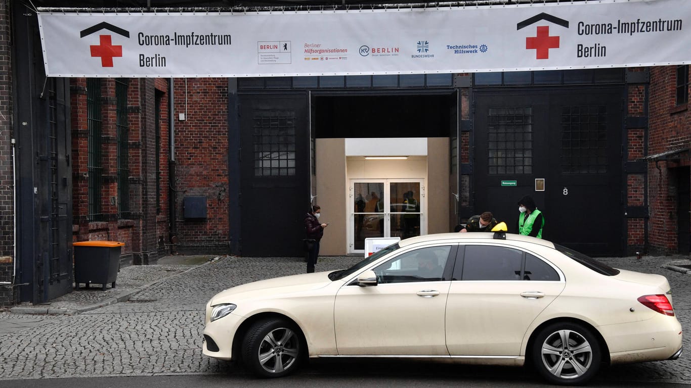 Eingang zum Impfzentrum Arena Berlin (Archivbild): Hier wurden unter den Mitarbeitenden mehrere Corona-Fälle entdeckt.