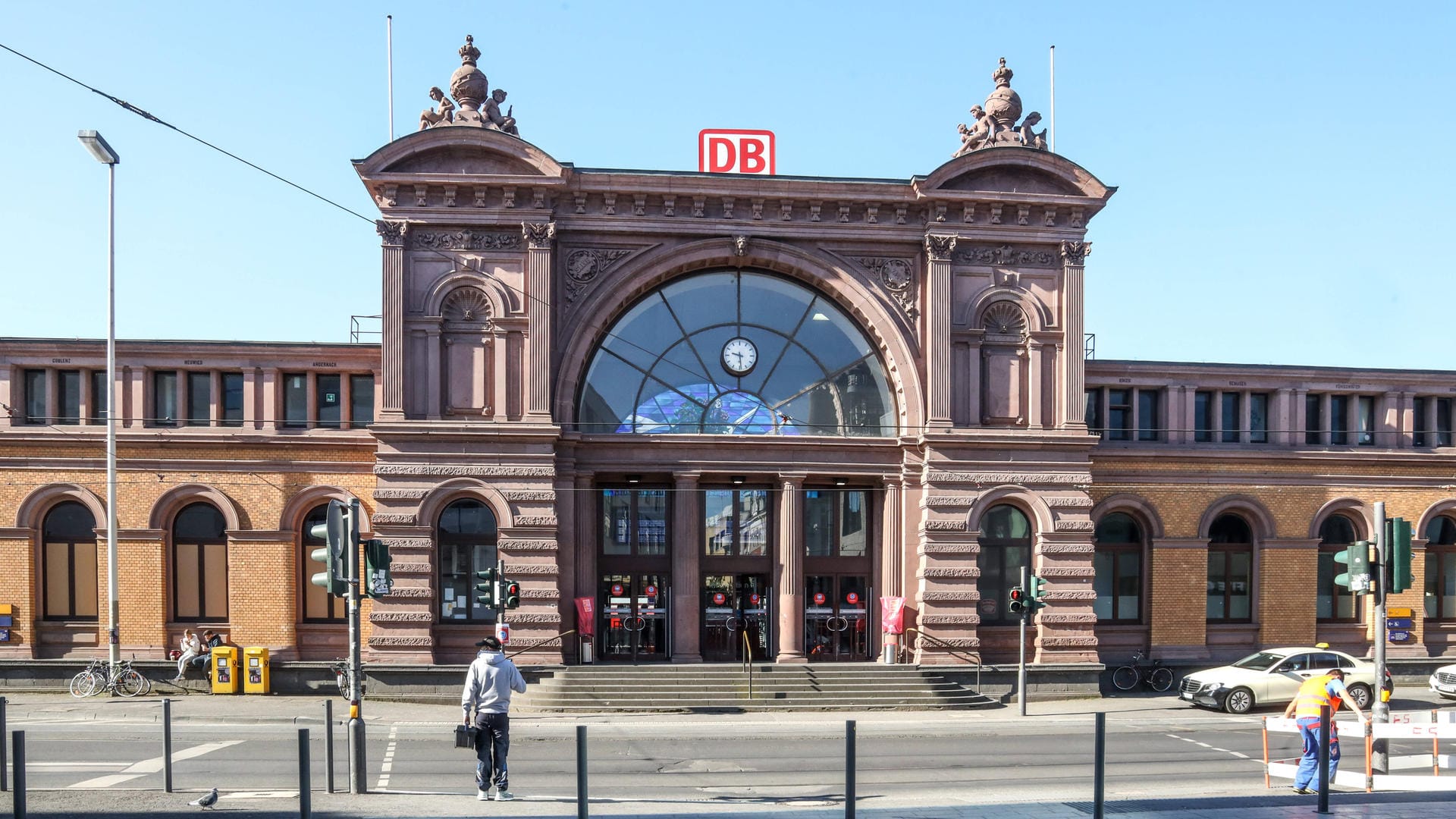 Hauptbahnhof Bonn (Archivbild): Das fünfjährige Mädchen saß alleine im Zug mit ihren beiden Lieblingspuppen. Hauptbahnhof Bonn (Archivbild): Das fünfjährige Mädchen saß alleine im Zug mit ihren beiden Lieblingspuppen.