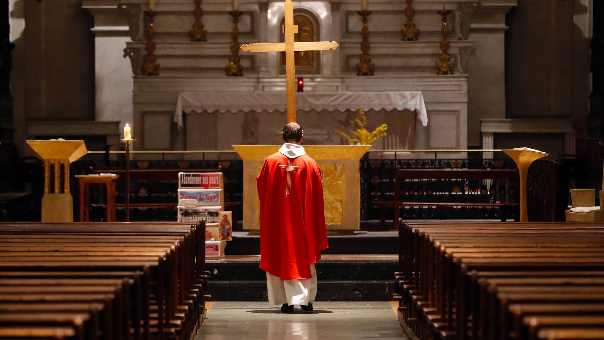 Priester bei der Messe (Symbolbild): Ein Geistlicher ist in Frankreich ermordet worden.