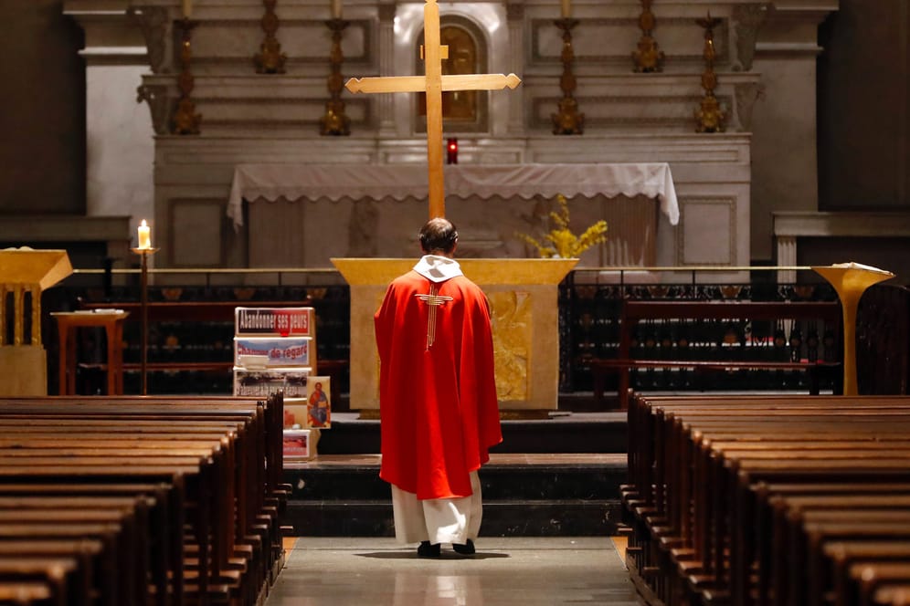 Priester bei der Messe (Symbolbild): Ein Geistlicher ist in Frankreich ermordet worden.