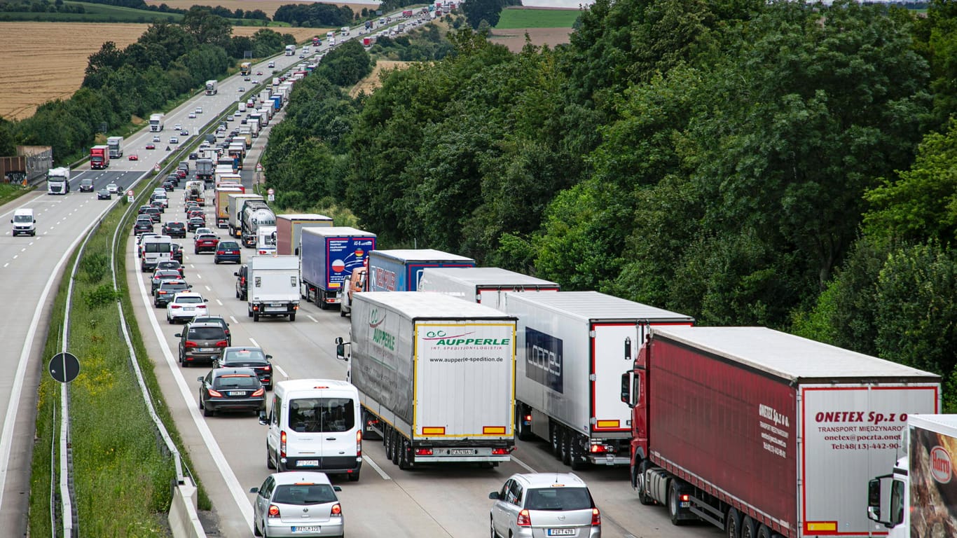 PKWs und LKWs stauen sich auf der Autobahn (Symbolbild): Während in NRW die Ferien bald vorrüber sind, haben sie in anderen Bundesländern erst begonnen.