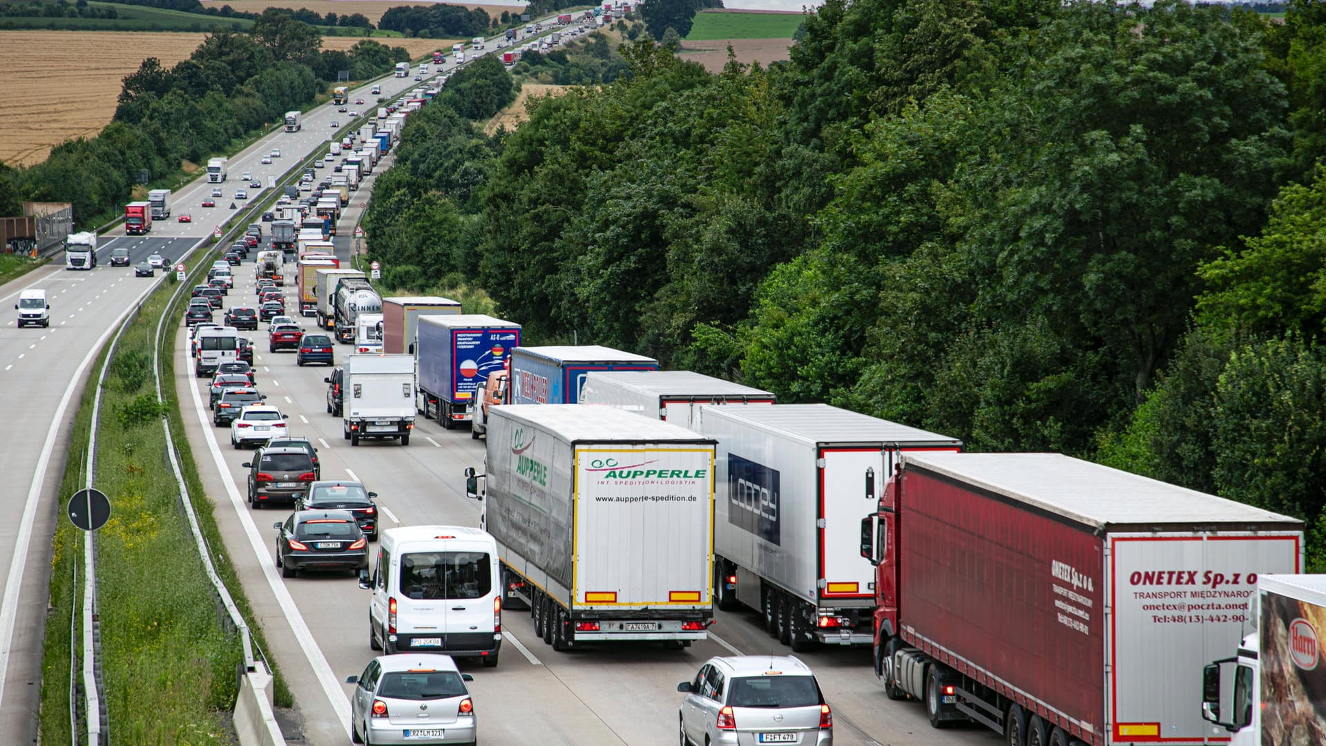 PKWs und LKWs stauen sich auf der Autobahn (Symbolbild): Während in NRW die Ferien bald vorrüber sind, haben sie in anderen Bundesländern erst begonnen. PKWs und LKWs stauen sich auf der Autobahn (Symbolbild): Während in NRW die Ferien bald vorrüber sind, haben sie in anderen Bundesländern erst begonnen.