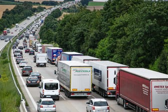 PKWs und LKWs stauen sich auf der Autobahn (Symbolbild): Während in NRW die Ferien bald vorrüber sind, haben sie in anderen Bundesländern erst begonnen.