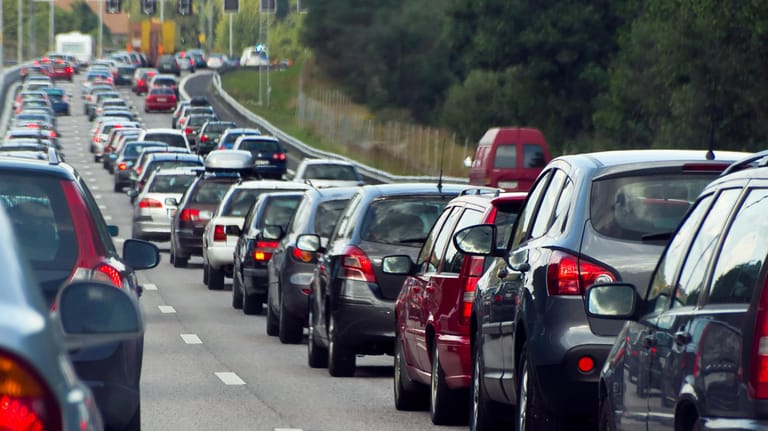 Stau: In Nordrhein-Westfalen und Rheinland-Pfalz dürften die Straßensperrungen durch die Unwetter den Autofahrern weiter zu schaffen machen.