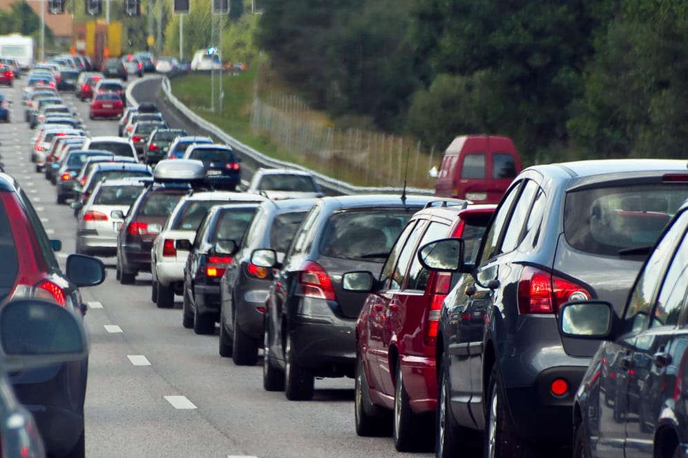 Stau: In Nordrhein-Westfalen und Rheinland-Pfalz dürften die Straßensperrungen durch die Unwetter den Autofahrern weiter zu schaffen machen.