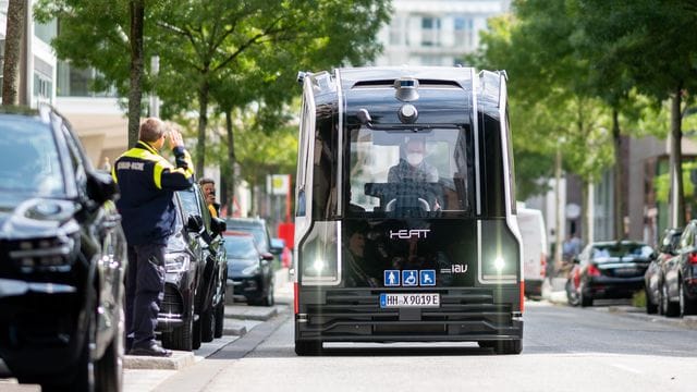 Betrieb des autonom fahrenden "Heat"-Bus startet (Archivbild): Bürgermeister Peter Tschentscher war einer der ersten Fahrgäste. Betrieb des autonom fahrenden "Heat"-Bus startet (Archivbild): Bürgermeister Peter Tschentscher war einer der ersten Fahrgäste.