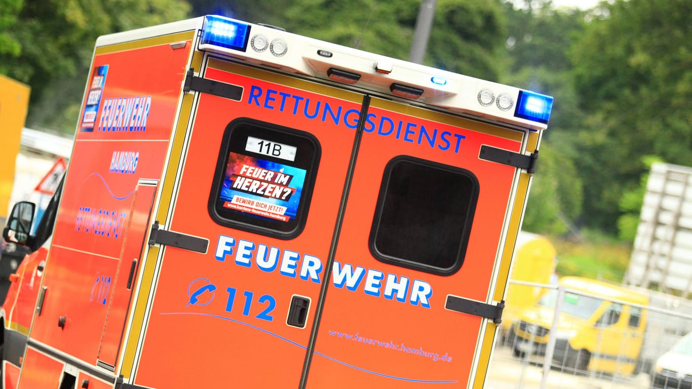 Ein Rettungsdienst der Feuerwehr Hamburg (Symbolbild): Die Frau hatte schwere Verbrennungen erlitten.