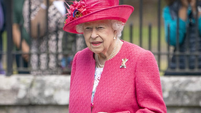 Queen Elizabeth II.: Sie zeigte sich am Montag vor den Toren ihrer Sommerresidenz.