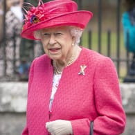 Queen Elizabeth II.: Sie zeigte sich am Montag vor den Toren ihrer Sommerresidenz.