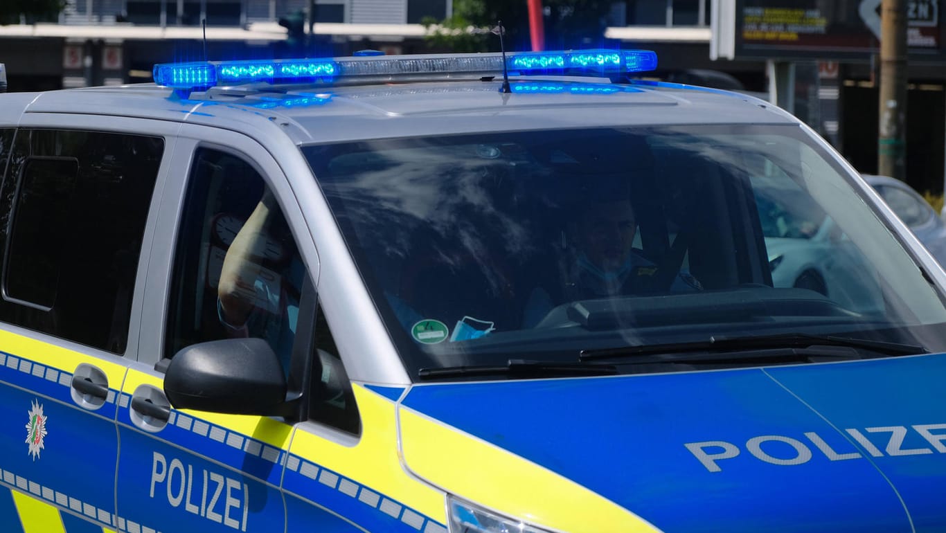 Ein Polizeifahrzeug ist mit Blaulicht in Düsseldorf unterwegs (Symbolbild): In Flingern-Süd ist es zu einem Streit mit Messerattacke gekommen.