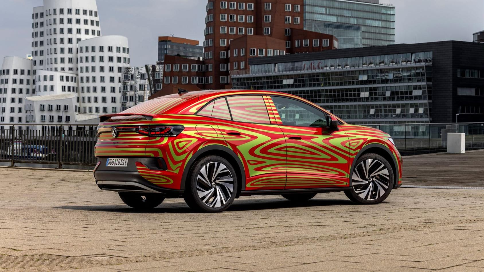 Der ID.5 GTX: Die bunte Lackfolie soll die Konturen des Autos verstecken. Der ID.5 GTX: Die bunte Lackfolie soll die Konturen des Autos verstecken.