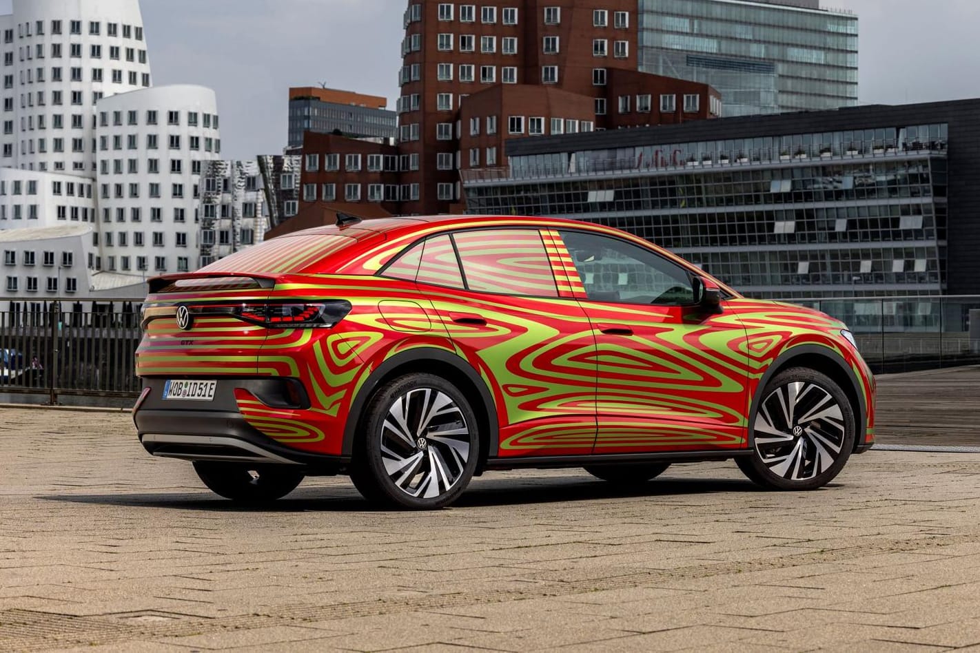 Der ID.5 GTX: Die bunte Lackfolie soll die Konturen des Autos verstecken.