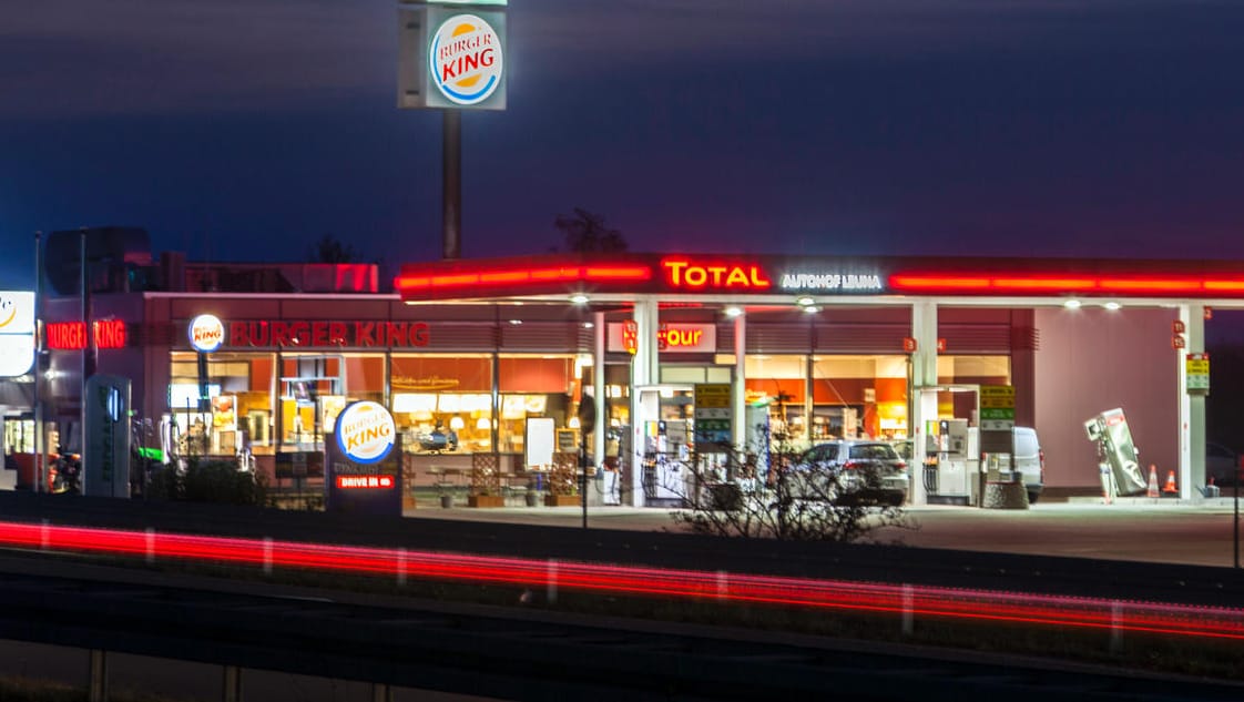 Ein Autobahnrasthof (Symbolbild): Der Junge hatte dort geduldig auf seine Familie gewartet. Ein Autobahnrasthof (Symbolbild): Der Junge hatte dort geduldig auf seine Familie gewartet.