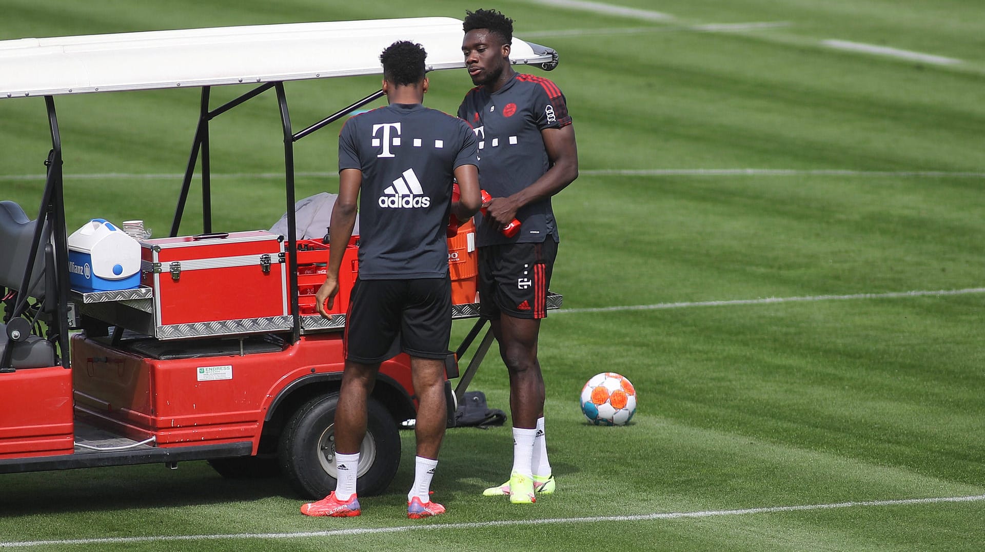 Aufatmen: Kingsley Coman (l.) und Alphonso Davies sind zurück im Bayern-Training.