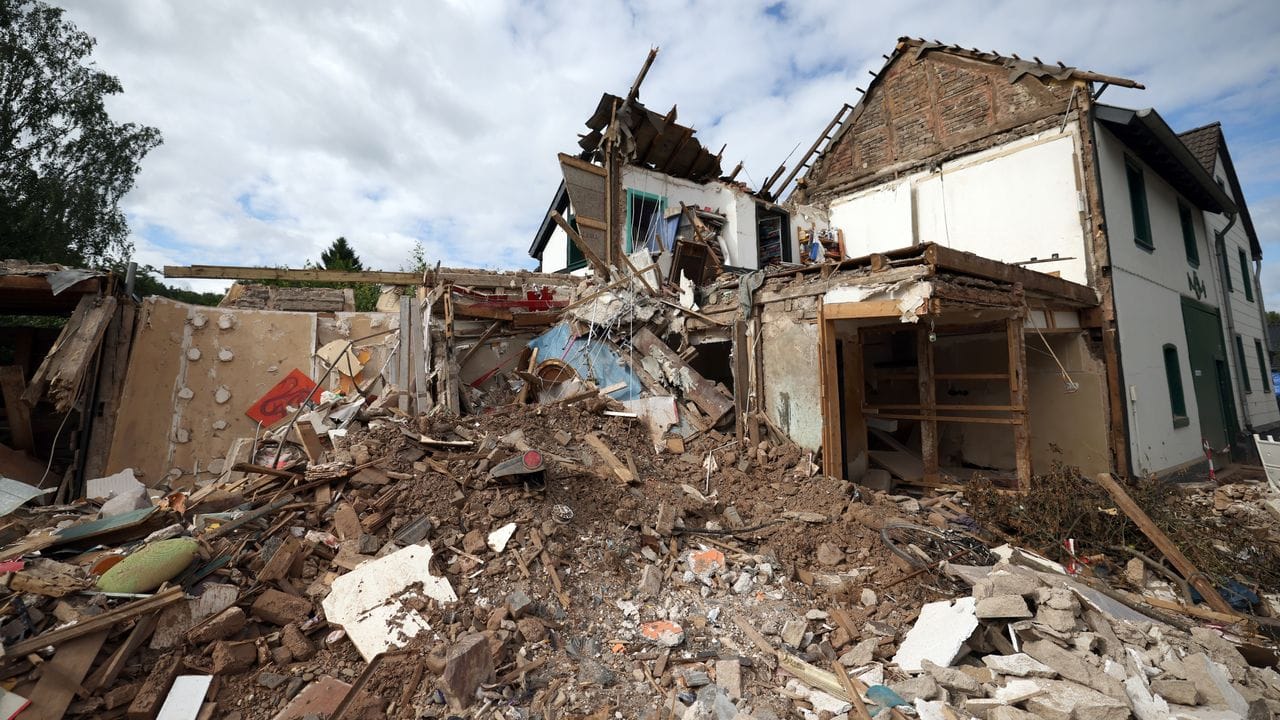 Schutt und Geröll eines nach dem Hochwasser völlig zerstörten Hauses im nordrhein-westfälischen Gemünd.