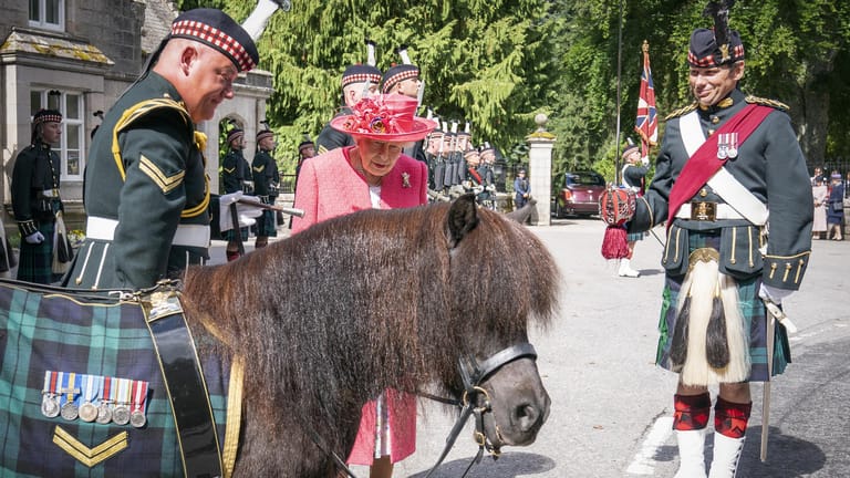 Queen Elizabeth II. steht während einer Inspektion der Balaklava-Kompanie, 5. Bataillon des Königlichen Regiments von Schottland, vor den Toren des Balmoral Castle, wo sie ihre Sommerresidenz bezieht.