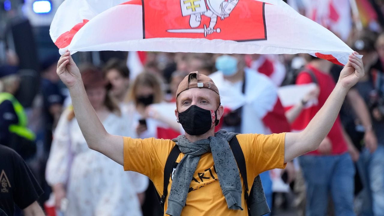 Teilnehmer einer Demonstration gegen die belarussische Regierung in Warschau. Teilnehmer einer Demonstration gegen die belarussische Regierung in Warschau.