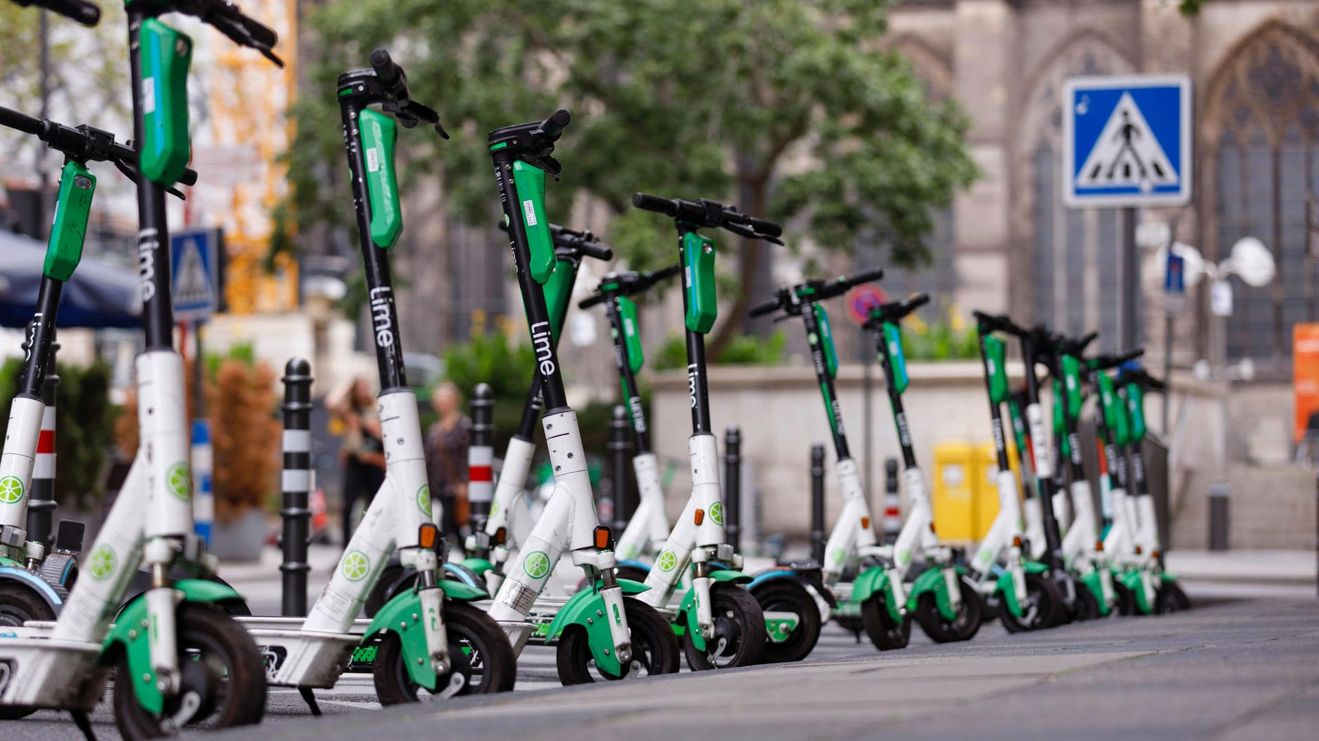 E-Scooter stehen nahe der Domplatte in der Kölner Innenstadt (Symbolbild): Bereits ab Dienstag gibt es neue Regelungen für das Parken der Roller.