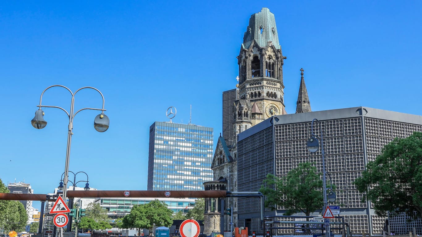 Absperrungen vor dem Breitscheidplatz vor der Kaiser-Wilhelm-Gedächtnis-Kirche: Inzwischen ist der Platz mit Absperrungen gegen mögliche erneute Anschläge gesichert.
