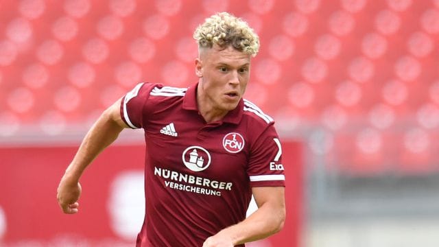 Der Nürnberger Robin Hack spielt den Ball